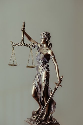 Een beeldje van vrouwe Justitia